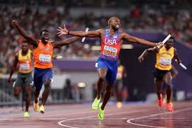 Noah Lyles anchoring Team USA to 4x100m gold