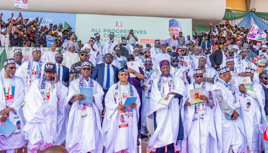 APC receives 12 lawmakers, others from PDP, opposition parties in Kaduna