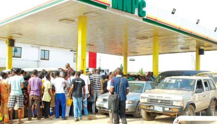 Fuel queues re-emerge in Lagos despite Dangote, PENGASSAN dispute settlement