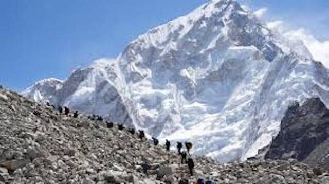 Hundreds Rescued After Blizzard Traps Trekkers Near Mount Everest