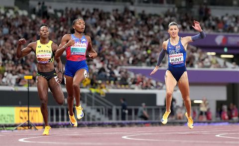 Amy Hunt outrunning Shericka Jackson
